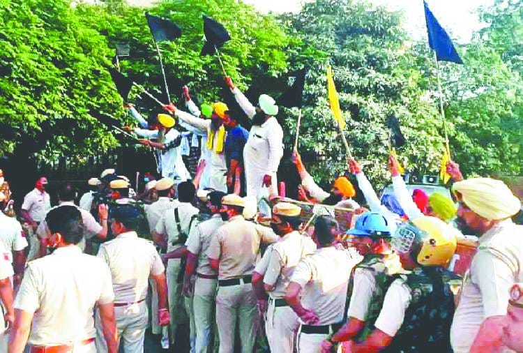 Farmers showed black flags to Haryana Deputy CM Dushyant Chautala in Sirsa