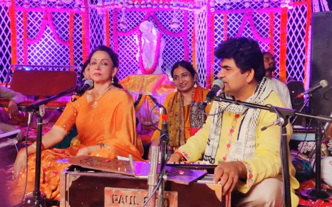 Mathura: MP Hema sings Holi songs by boating in Yamuna