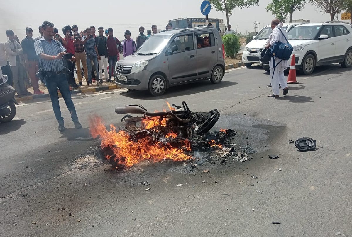 Running motorcycle catches fire on national highway 09 near Hapur