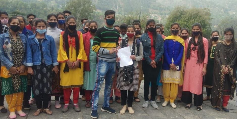 students are anger on transfer of teacher from Bhalye college
