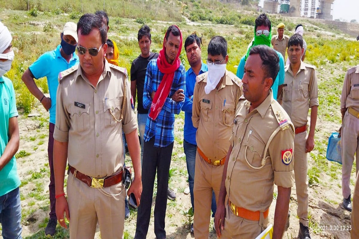 Ghazipur: Police removed a dead body from Ganga on suspicion of murder