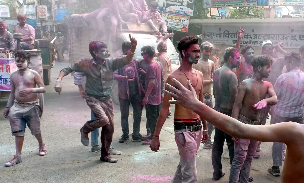 A procession of colors came out peacefully on the bride in Nagina
