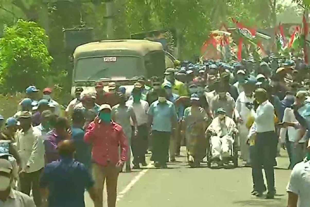 jai shree ram slogans raised by bjp workers in mamata banerjee road show