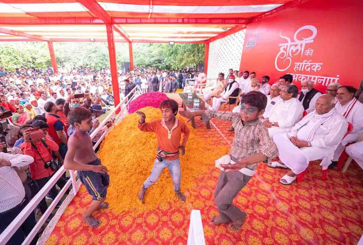 Mulayam Singh did not appear on Holi for the first time, Distance between Shivpal and Akhilesh increased