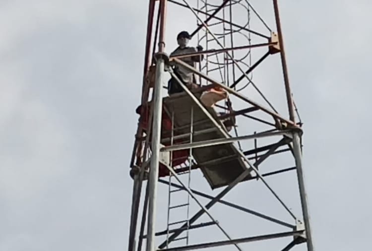 Two old man climbed on 80 feet high Tower for their demands at Pathankot of Punjab