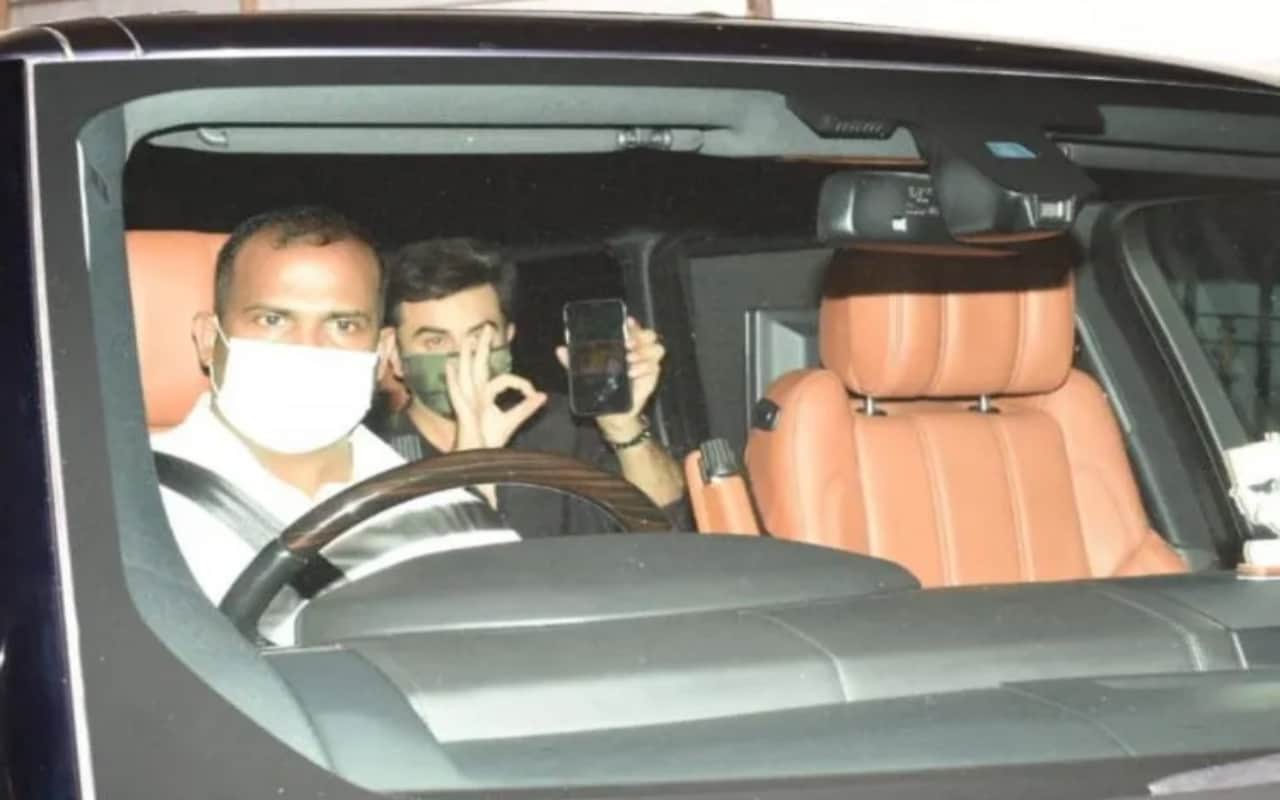 ranbir kapoor spotted outside first time after recovery from coronavirus in the way of aarti shetty home