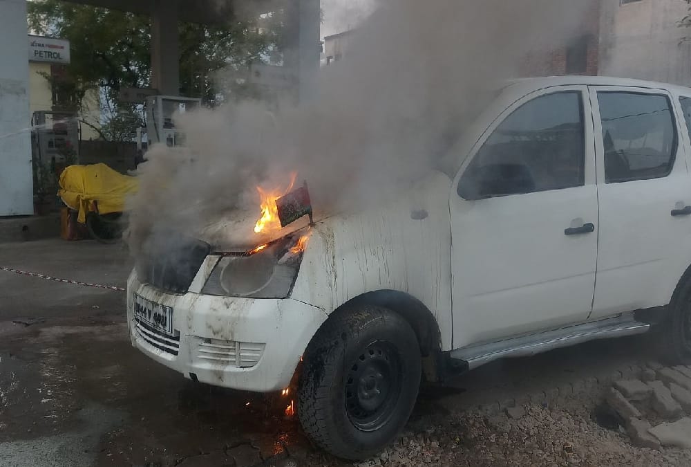 Vehicle catches fire near bus station in Sultanpur.