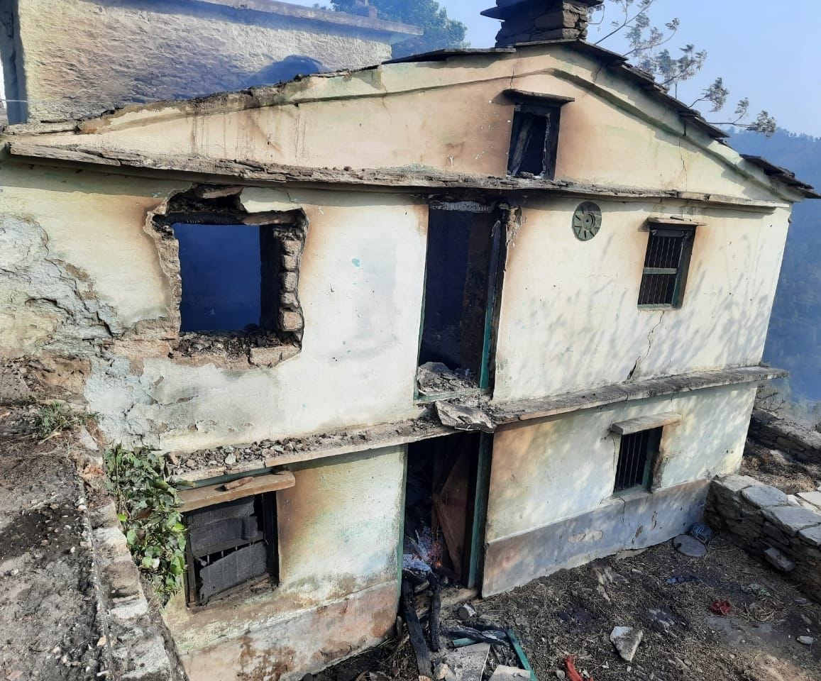 Three houses burnt in an elevated vehicle