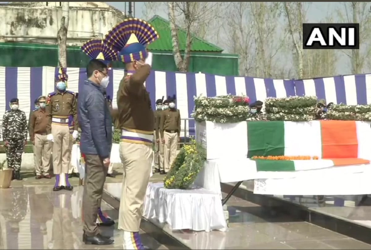Jammu-Kashmir: Tribute paid to CRPF jawan martyred in Lavapora terror attack