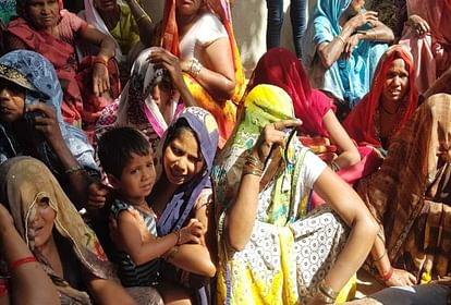 बिलखती महिलाएं