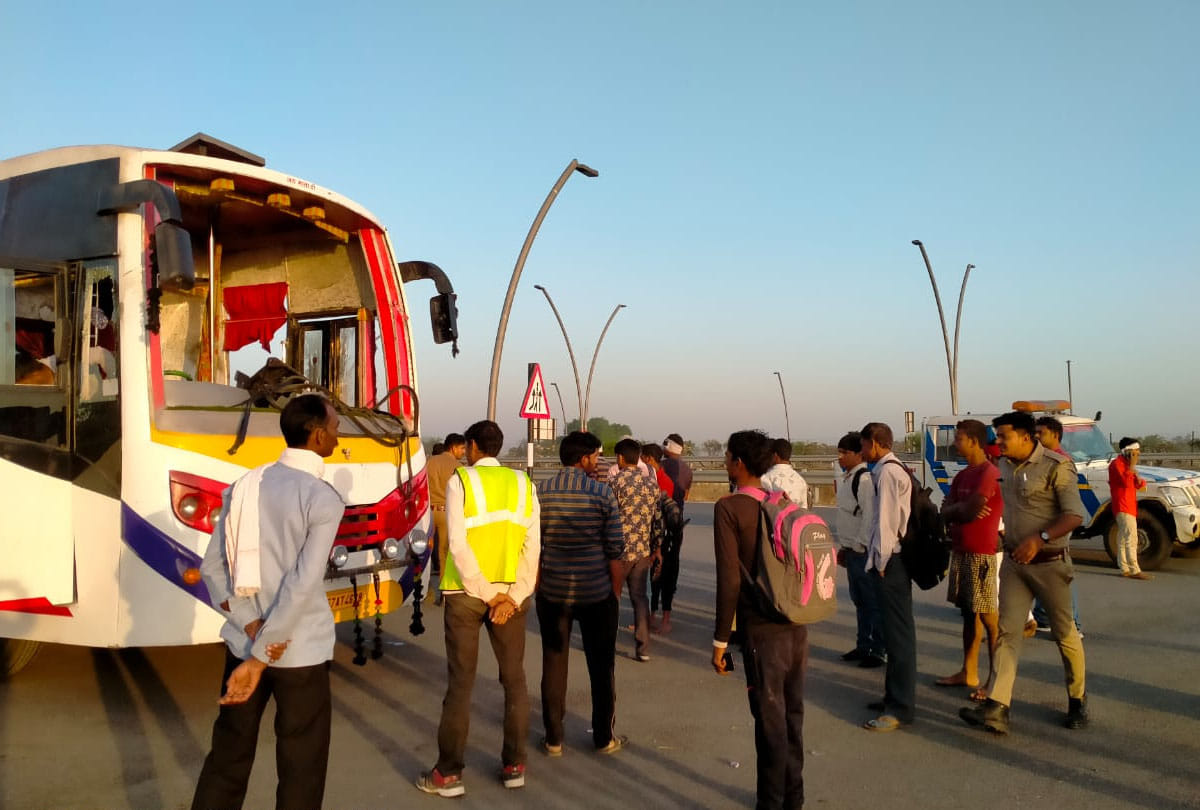 Accident on Agra-Lucknow Expressway, uncontrolled bus overturned