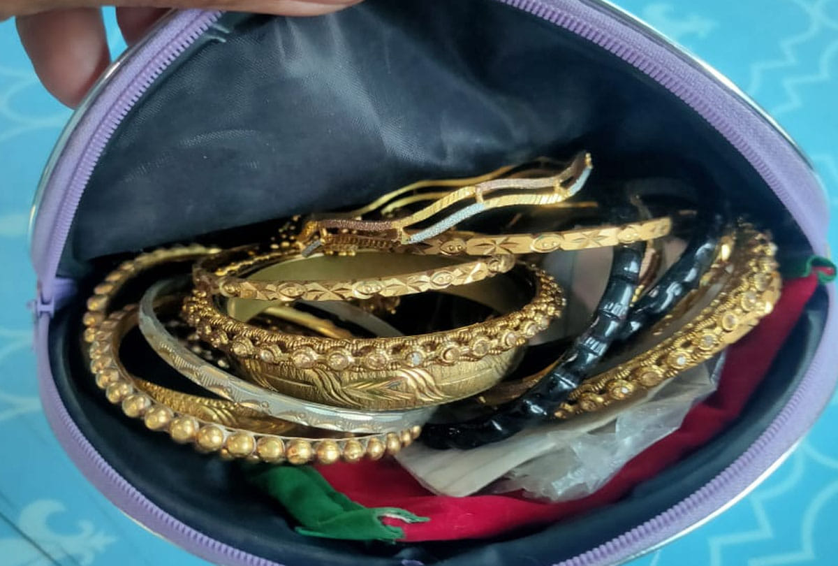 Found a bag full of gold jewelry in reverse shatabdi express