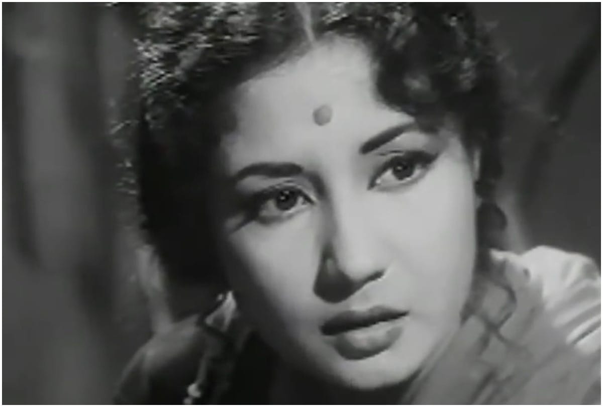 Bollywood know why meena kumari used to hide her left hand while shooting