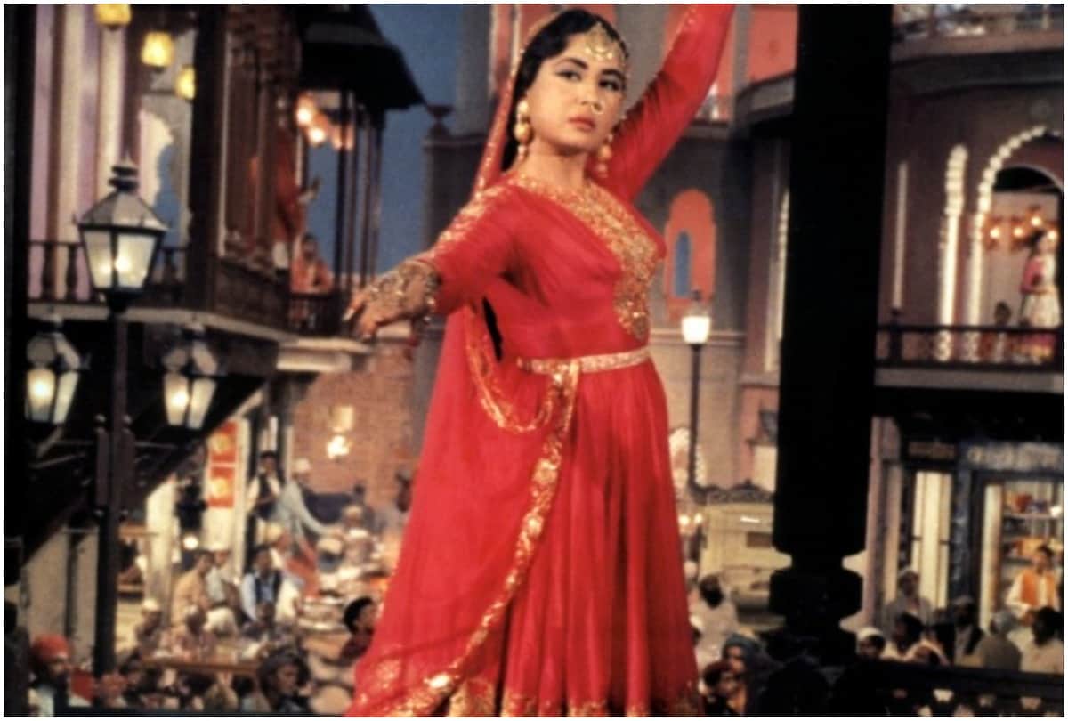 Bollywood know why meena kumari used to hide her left hand while shooting