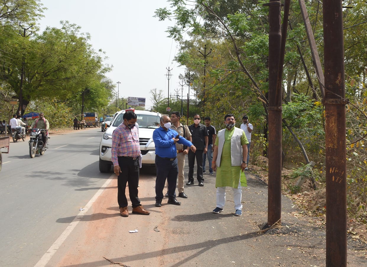 Hathras: Remove the pillars on the road, replace shabby wires