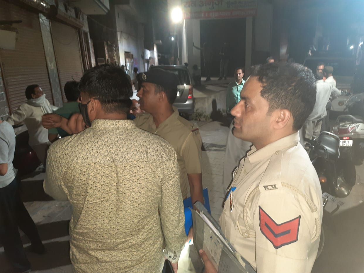 Miscreants got high, broke into shop and looted two lakh and four mobiles from shopkeeper