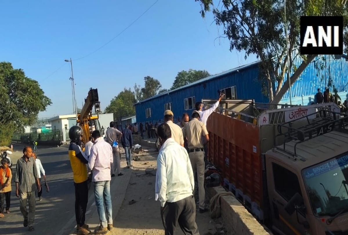 Delhi kashmere gate truck ran on footpath killing two all updates