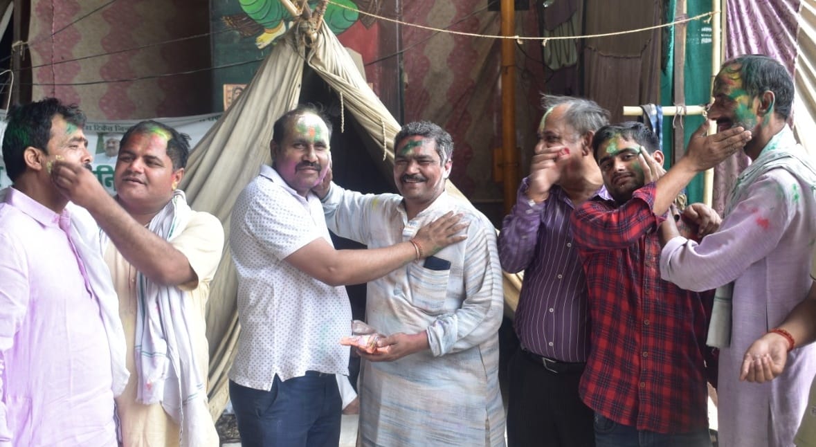 kisaanon ne gaajeepur bordar par khelee holee