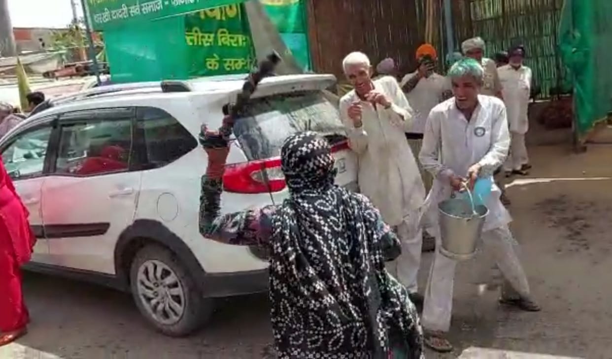 Holi played in the halt of farmers