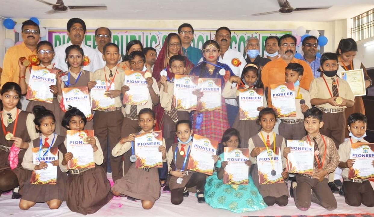 The faces of meritorious people blossomed after receiving the award