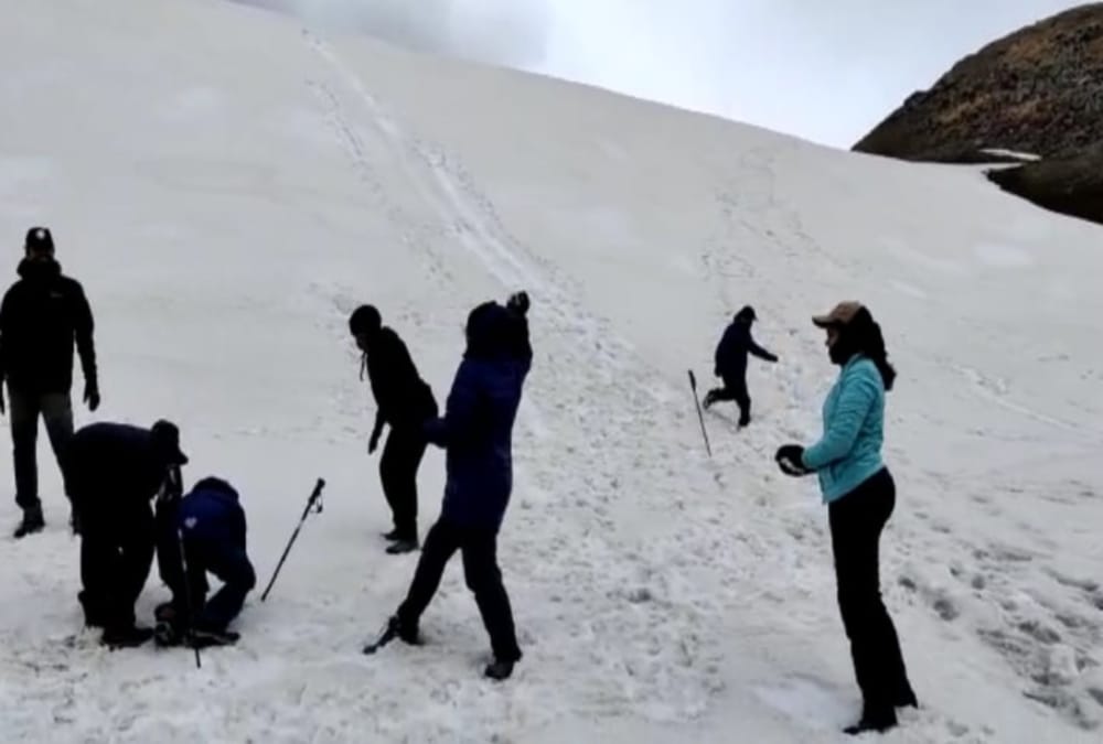 Uttarakhand News: Chennai Tourist Group Visit Snow Covered Dayara Bugyal Beautiful Photos
