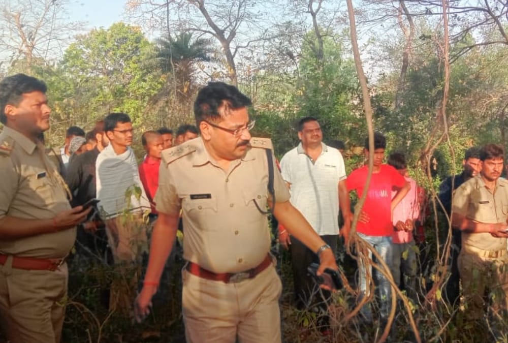 A teenaged boy's dead body found hanging from a banyan tree in Barabanki.