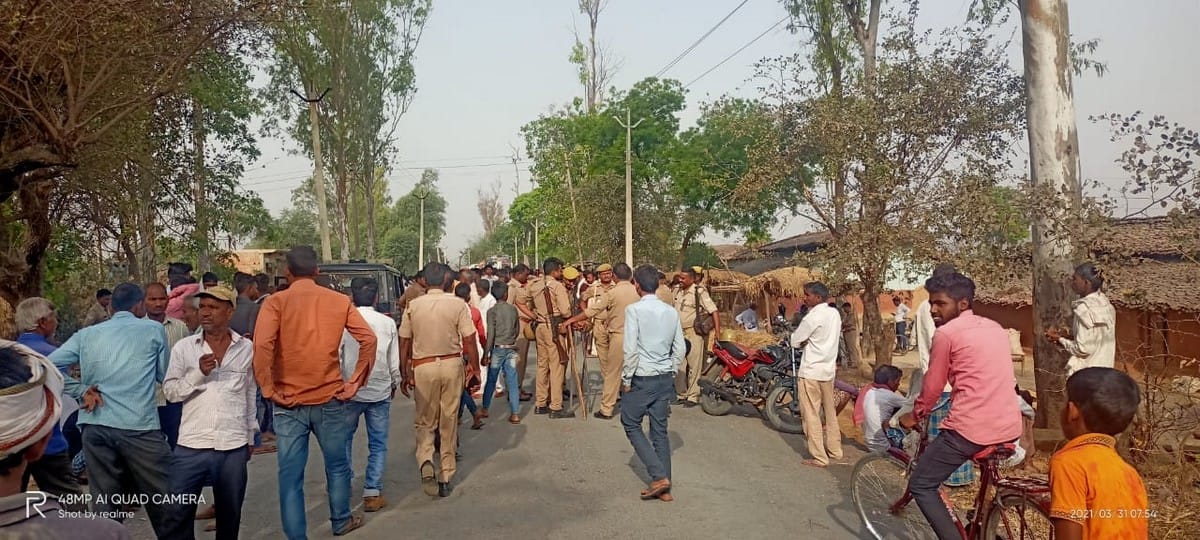Dead body found on road villagers jammed highway allegation of murder in sonbhadra