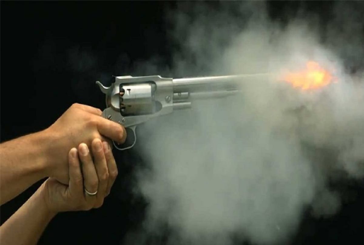 husband opened fire on his wife during argument on road in noida