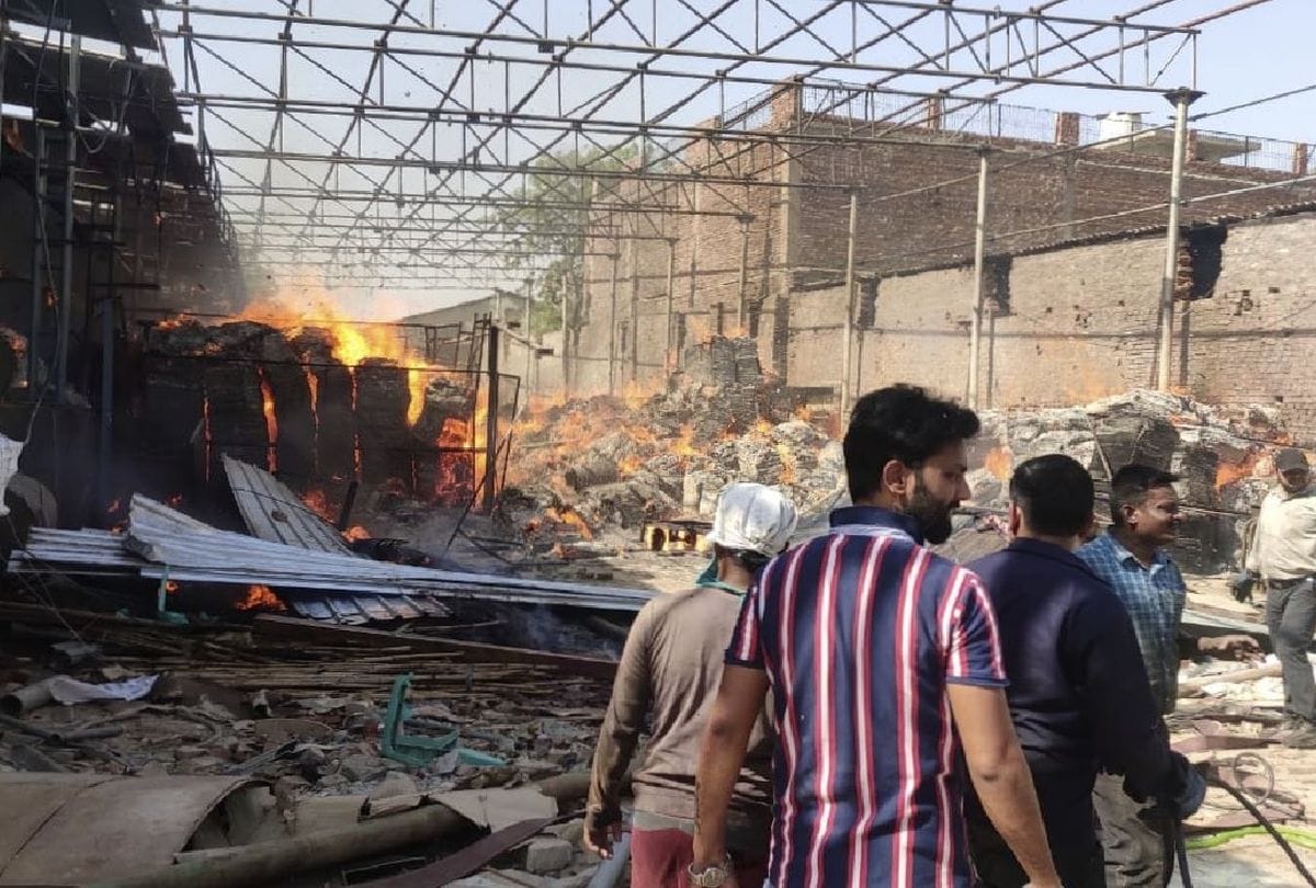 Massive Fire Break In Farukhi Glass Factory Firozabad