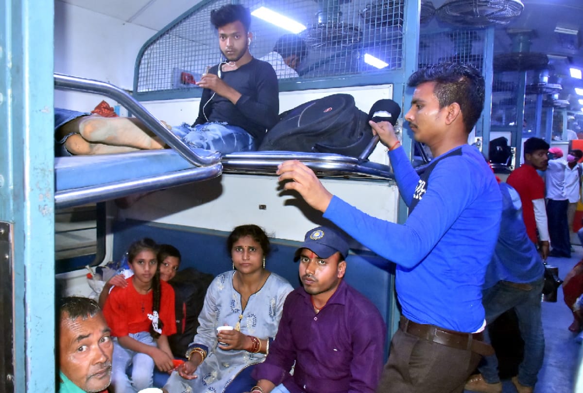 people cancel tickets to delhi and Mumbai due to corona in gorakhpur