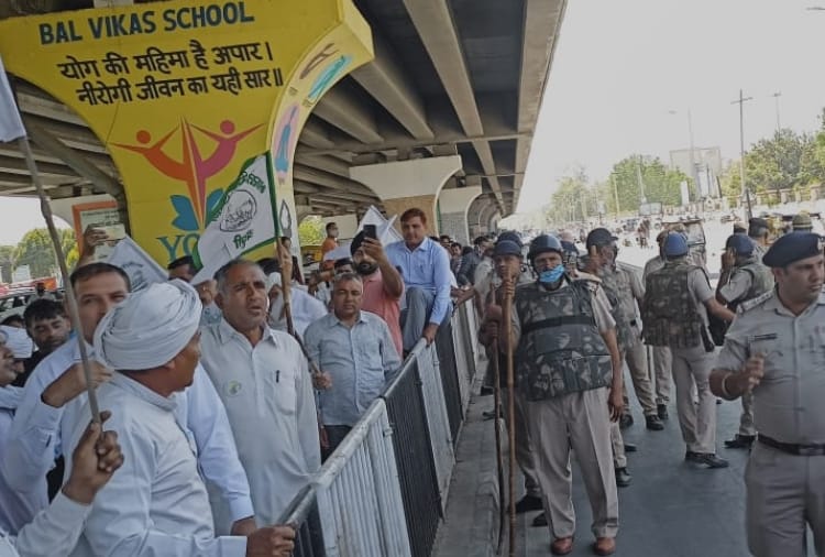 Farmers protest against Deputy CM Dushyant Chautala visit in Panipat of Haryana