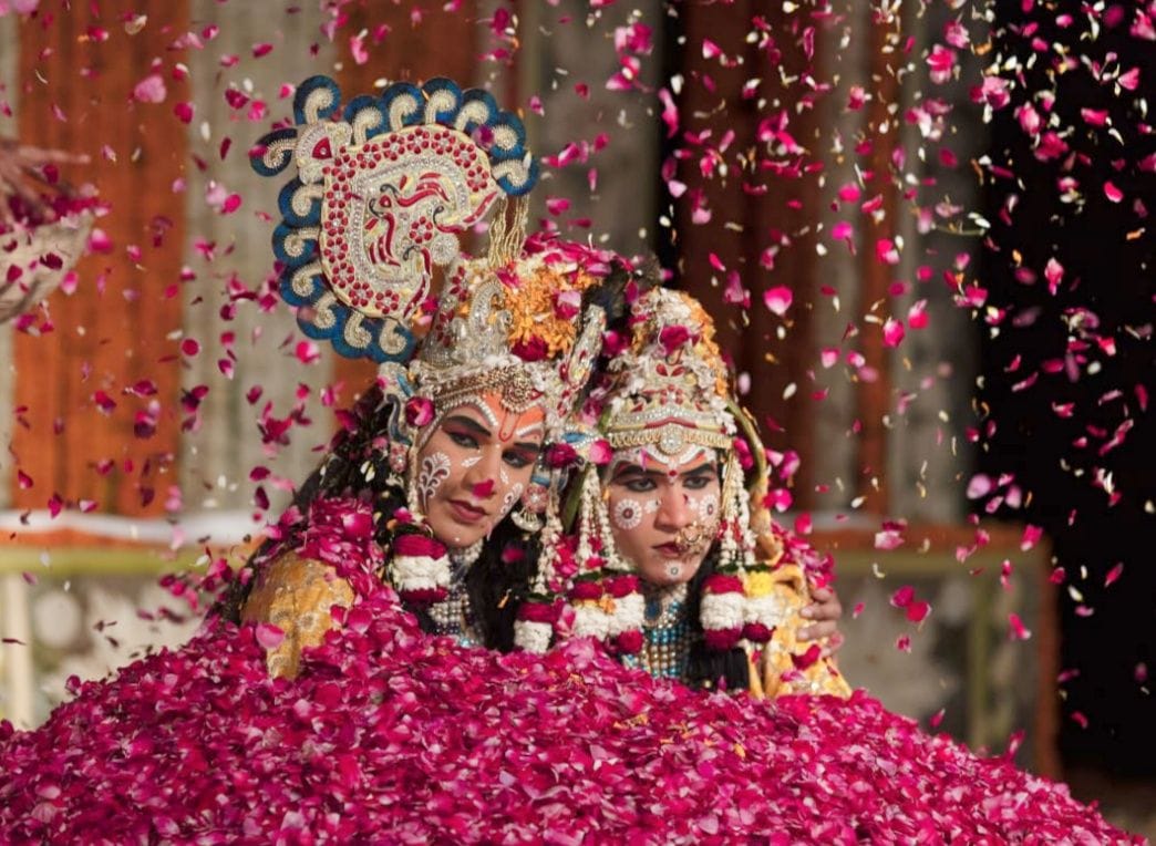 Mathura: Rasbihari government played lathmaar and flower holi with devotees