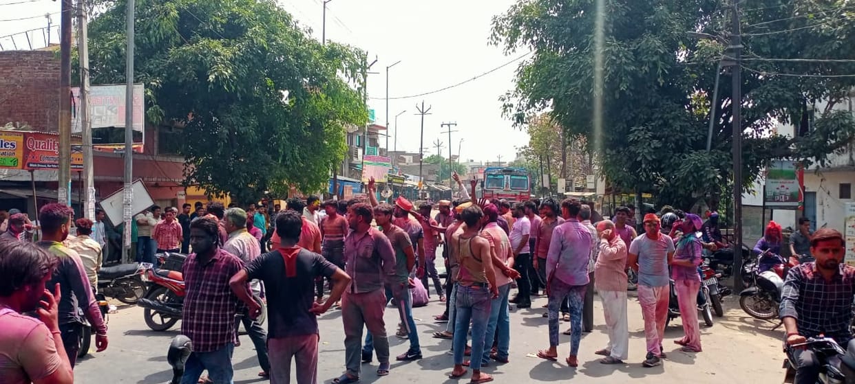 Merchants jammed accusing police of beating