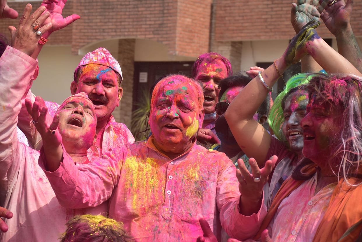 Gowal blew somewhere, flowers Holi somewhere