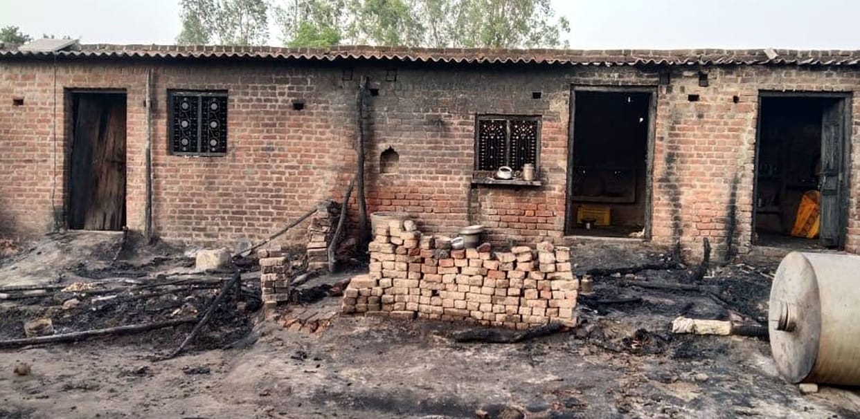 Four houses caught fire due to strong winds, jewelery and other items were also burnt