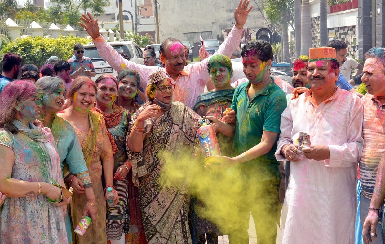 Holi blows heavily on Holi, showers color