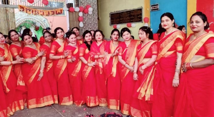 women dances in holi meet celebration