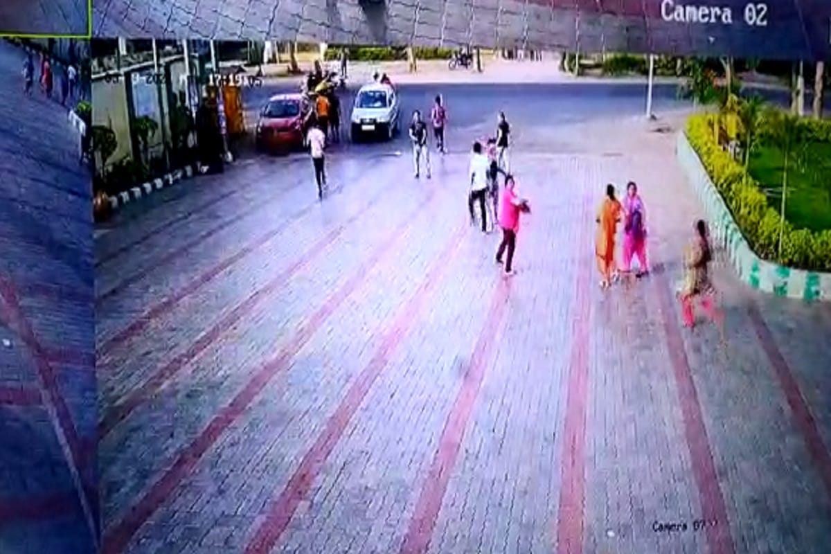 UP Crime News: Attack on many employees of CNG pump in Meerut and The incident was captured on CCTV camera