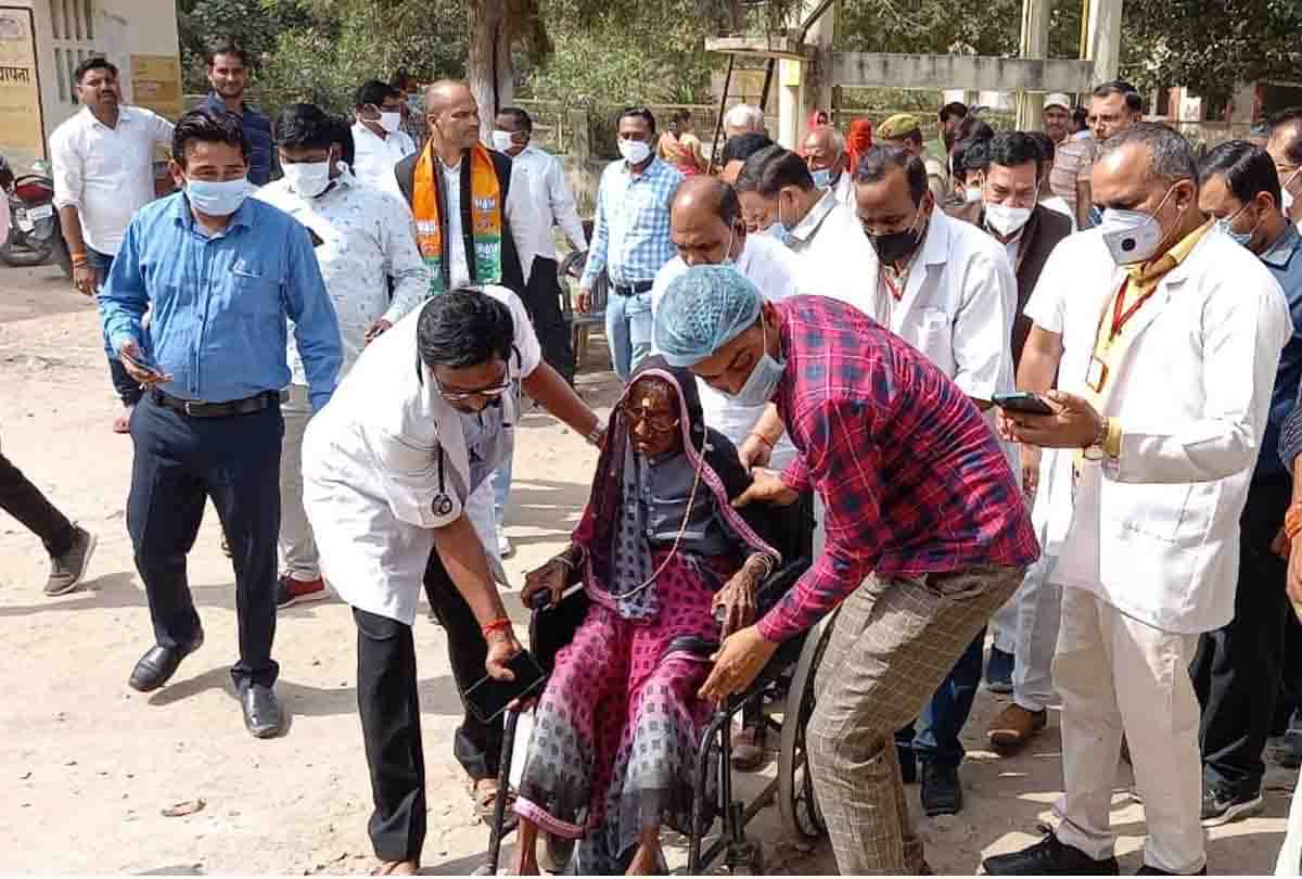 PM modi honors Ramdulaiya as 'mother'