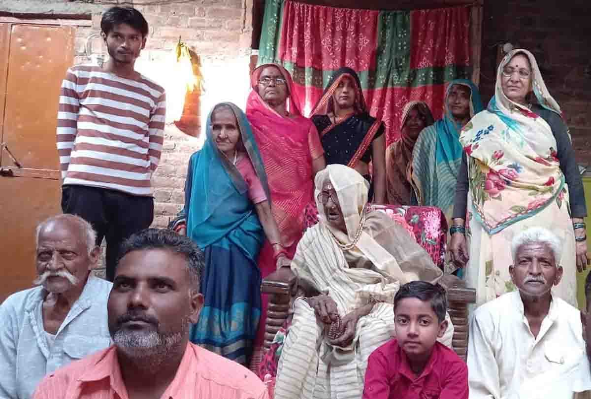 PM modi honors Ramdulaiya as 'mother'