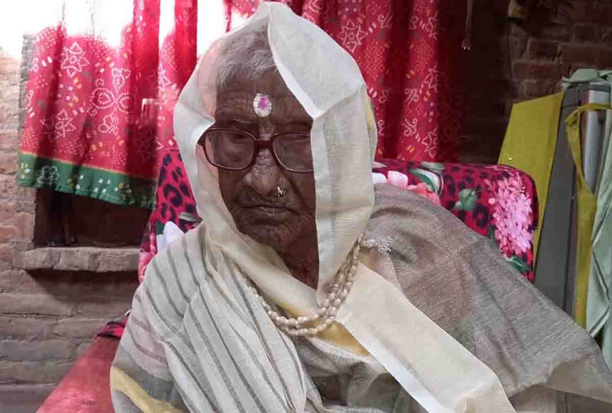 PM modi honors Ramdulaiya as 'mother'