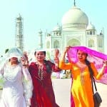 ताजमहल पर गर्मी से बचने का उपाए करते सैलानी