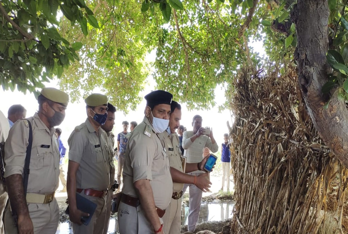 Woman body found hanging from tree in farrukhabad