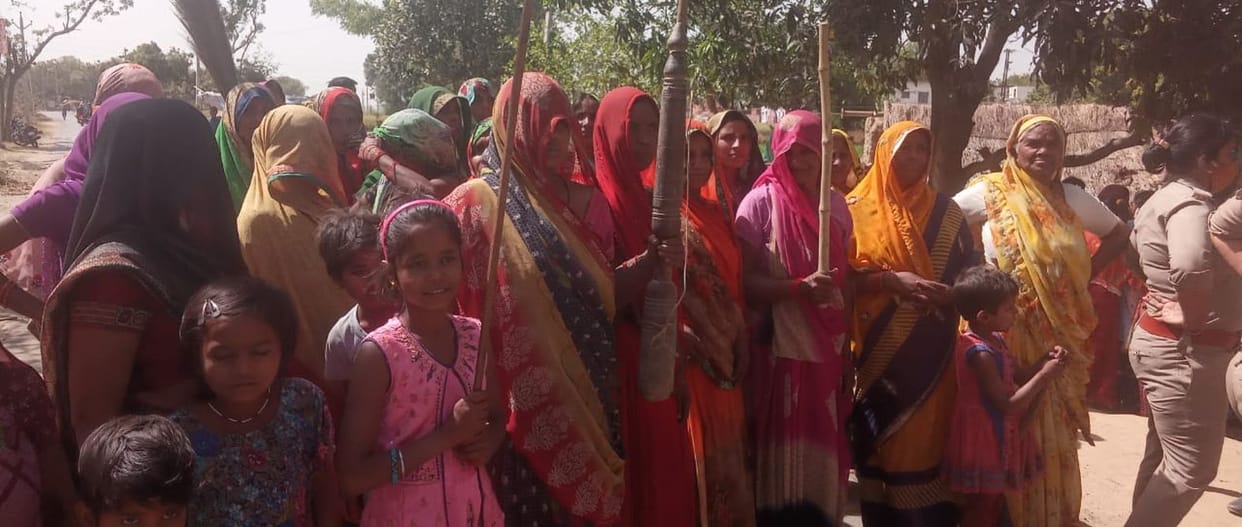 Outrage over women due to liquor contracts in the village, stopped
