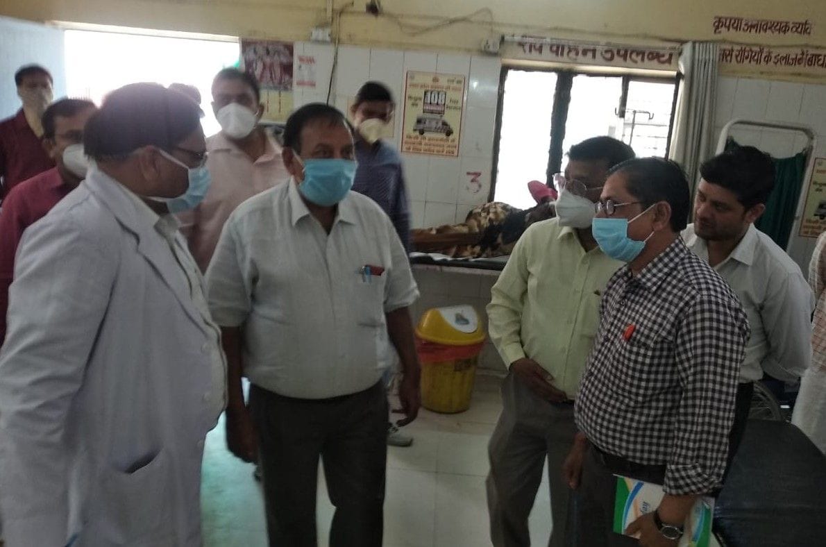 Hathras: JD and AD expressed displeasure over the shortcomings in health services