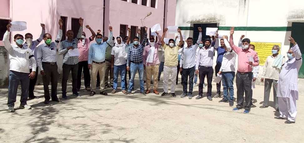 Teachers-employees burn copies of NPS