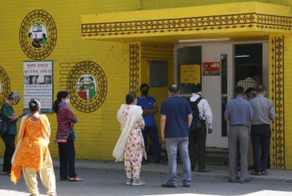 Corona Vaccination for persons aged more than 45 started in Chandigarh 