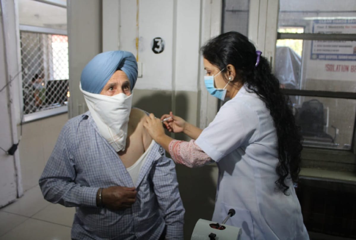 todays active corona cases of jammu kashmir 9 april 2021 jammu district is in top in giving corona vaccine to people