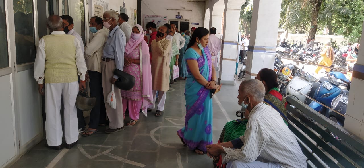Coronavirus Vaccination in uttarakhand: Above 45 years of age People get vaccinated  From today watch photos