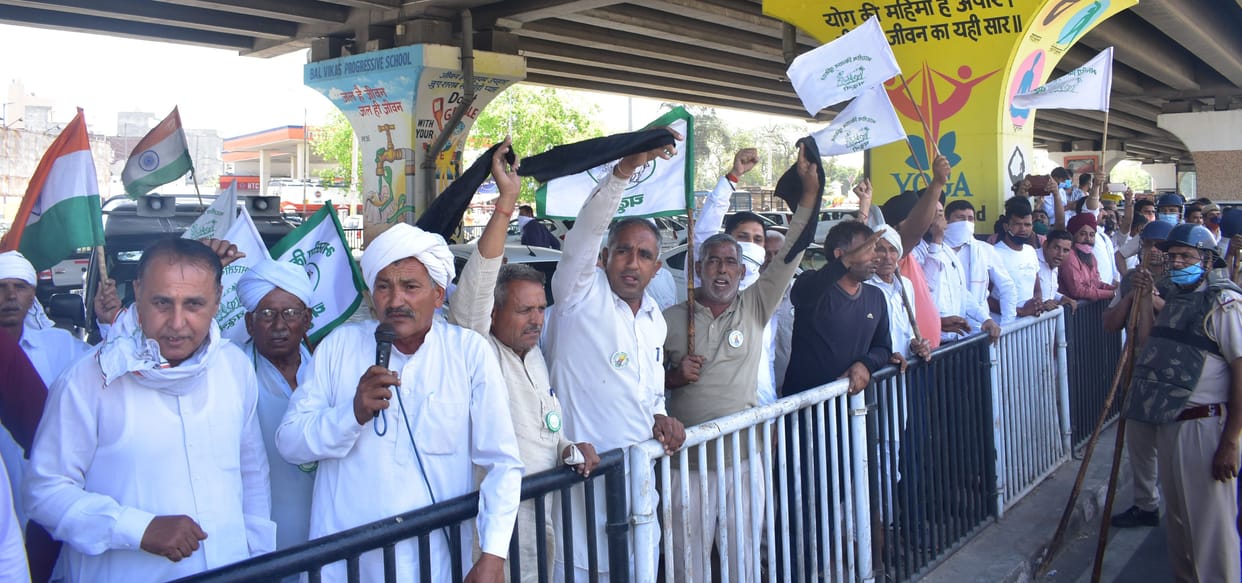 Farmers showed black flag, effigy burnt to deputy CM who came to the troubleshoot meeting